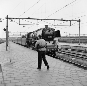 159630 Afbeelding van de aankomst van de autoslaaptrein, getrokken door de stoomlocomotief nr. 03 276 (Baureihe 03) van ...